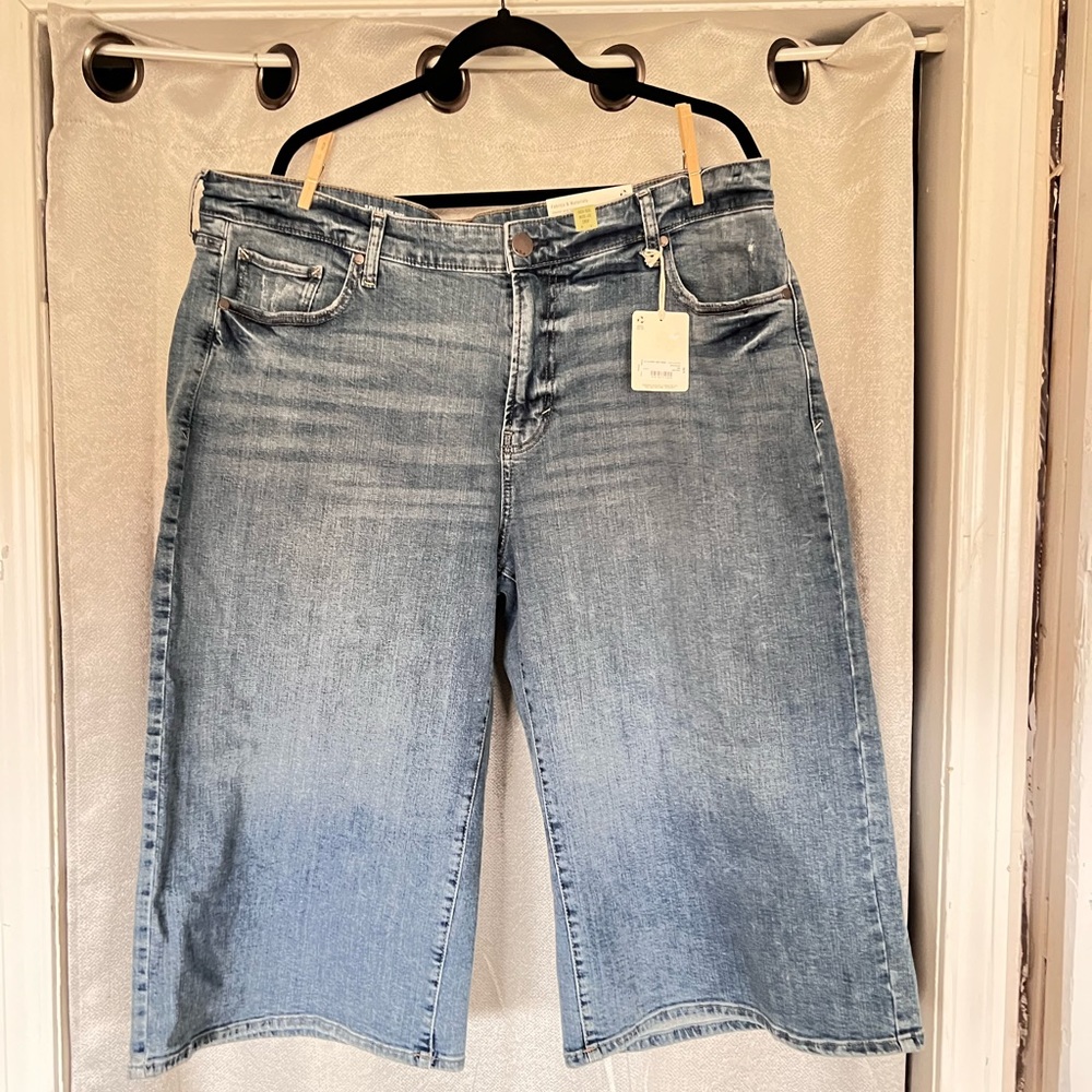 NWT a.n.a.  light colored jean capris . 18W.